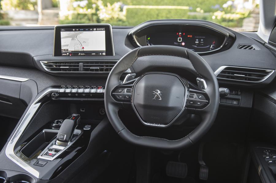 Панель приборов Peugeot 5008 2018 года  (AU) (фото 13 из 19)